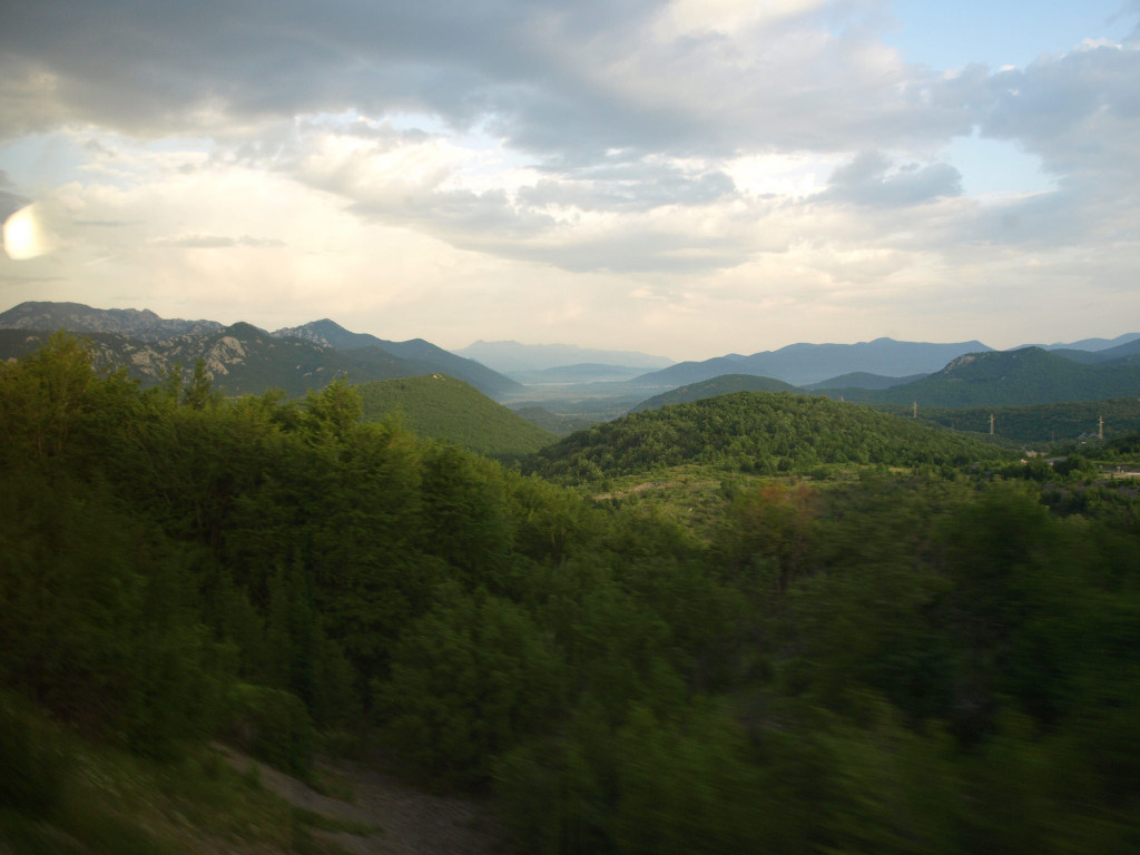 Přejezd chorvatského Dinárského pohoří patří bezesporu k nejkrásnějším úsekům cesty.